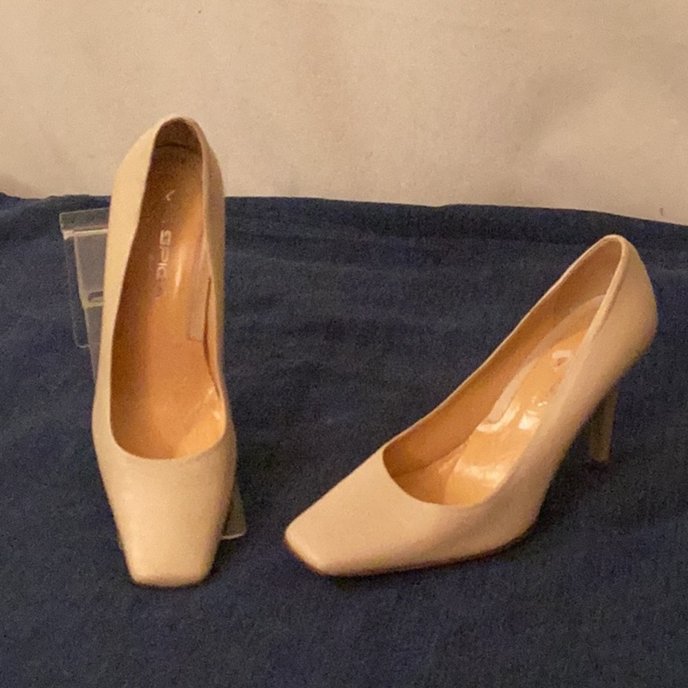 Via Spiga Cream color square toe leather professional ladies heels size # 7 N.